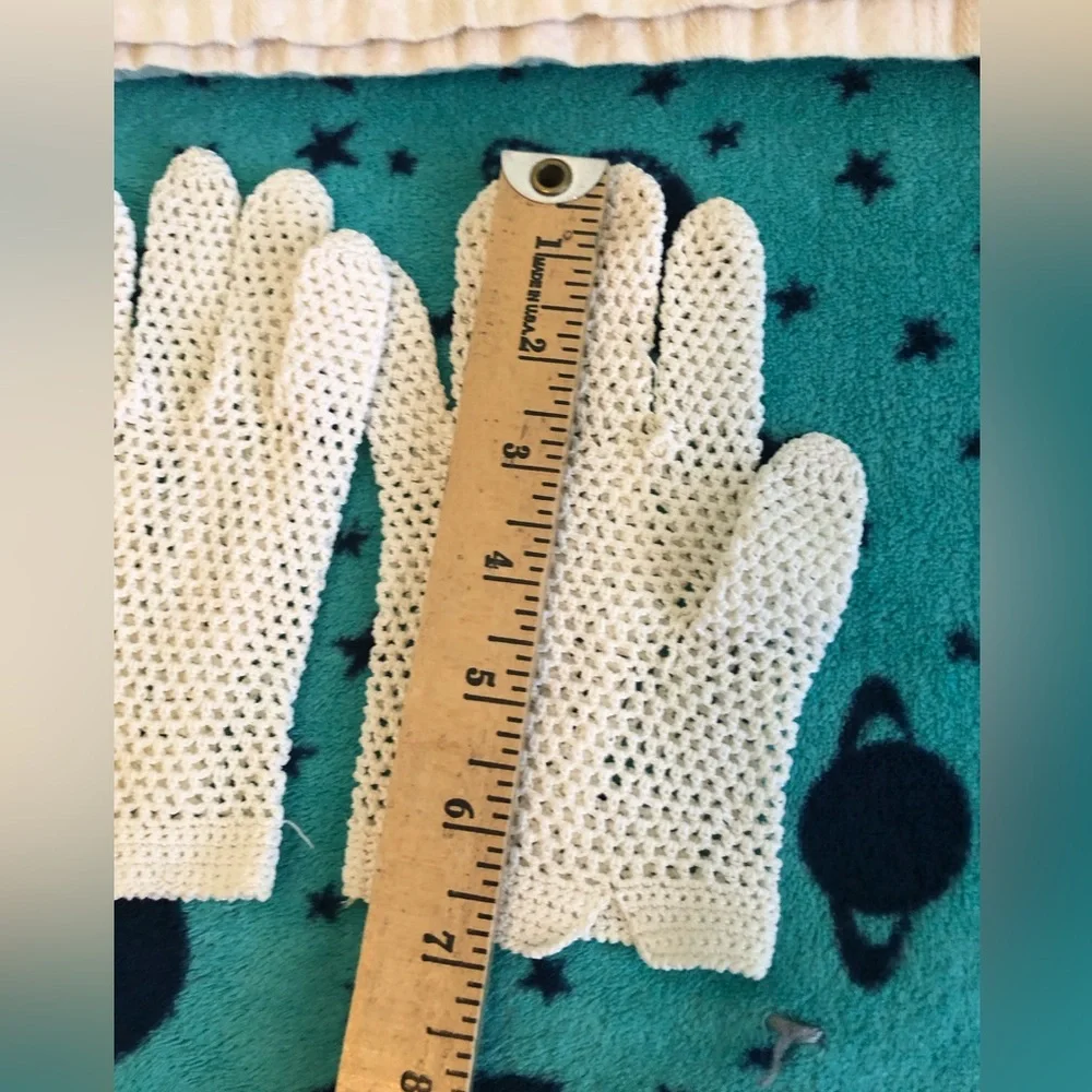 VTG cotton crochet creme gloves best fits small to medium size hands